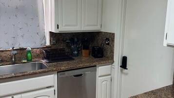 Frigorífico, microondas, placa de cocina y cafetera o tetera