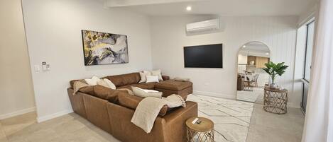 Télévision, livres, espaces bureaux