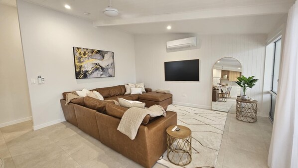 Fernseher, Bücher, Arbeitsbereiche