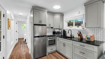 Refrigerador, microondas, horno y parrilla de estufa