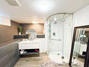 Haartrockner, Handtücher, Seife, Shampoo