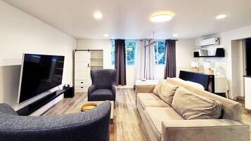 Tabla de planchar con plancha, wifi gratis y ropa de cama