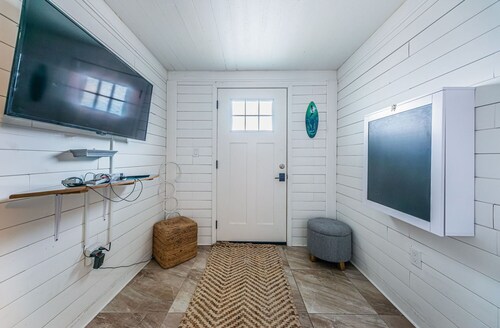 Cozy Clearwater Getaway with Hot Tub & Private Yard – 10 Mins to Beach