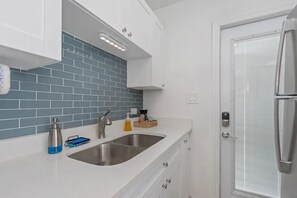 Réfrigérateur, micro-ondes, four, lave-vaisselle