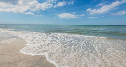 Cozy Clearwater Getaway with Hot Tub & Private Yard – 10 Mins to Beach