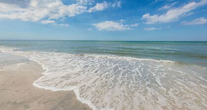 Sunny Retreat Near Clearwater Beach – Private Yard & Hot Tub