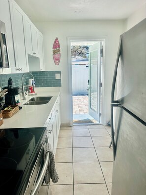 Frigorífico, microondas, horno y lavavajillas