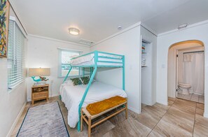 2 bedrooms, internet, bed sheets