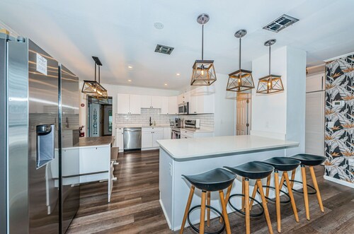 Relaxing Largo Retreat | Hot Tub & Private Gated Yard