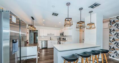 Relaxing Largo Retreat | Hot Tub & Private Gated Yard