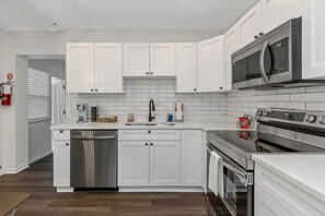 Microwave, oven, dishwasher, coffee/tea maker