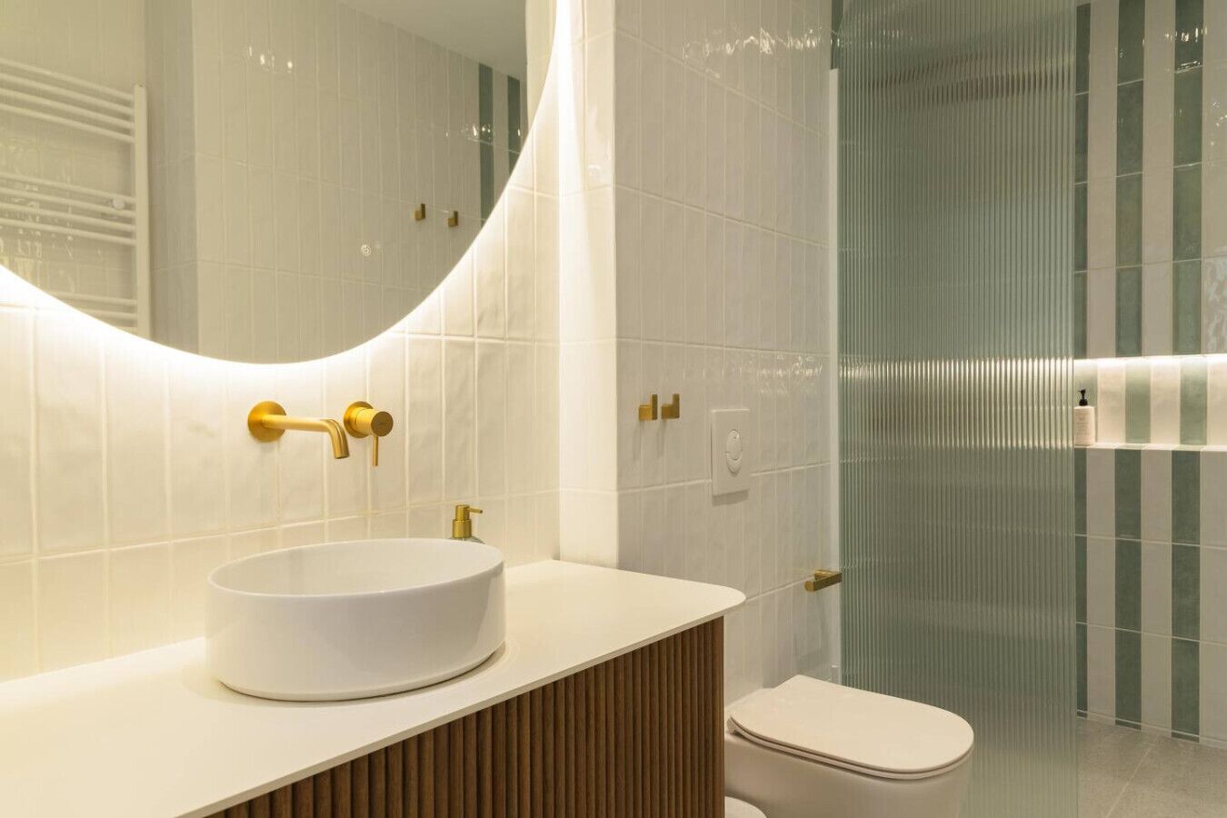 Articles de toilette gratuits, sèche-cheveux, serviettes fournies
