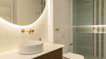 Articles de toilette gratuits, sĂšche-cheveux, serviettes fournies