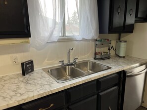 Private kitchen - Minutes from Paradise (Bjorkdale)