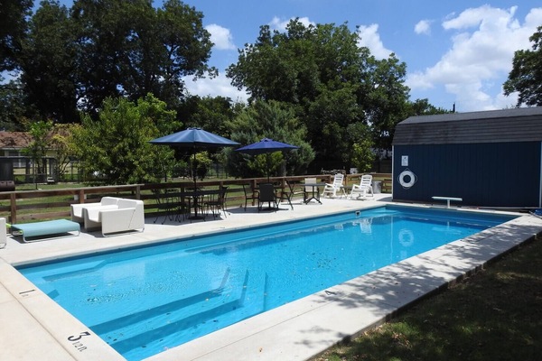 Una piscina al aire libre