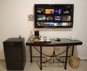 Habitación estándar doble, balcón, vistas a la ciudad | Caja fuerte, espacio para trabajar con un portátil, cortinas opacas