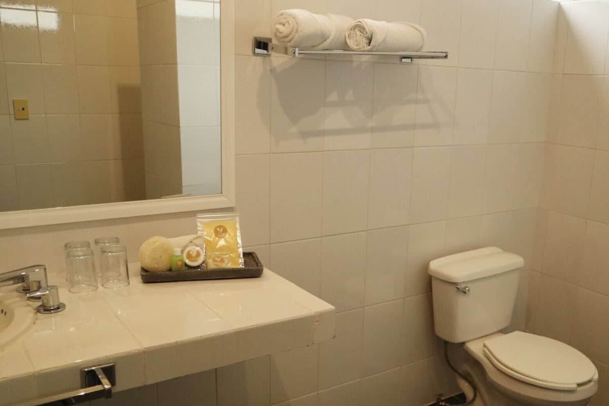 Habitació doble estàndard, balcó, vistes a la ciutat | Caixa forta a l'habitació i espai de treball apte per a portàtils