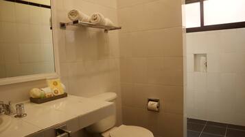 Un bagno con il water, il lavandino e un portasciugamani.