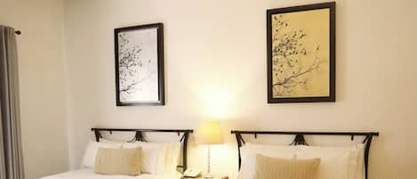 Standard-Doppelzimmer, Balkon, Stadtblick | Zimmersafe, laptopgeeigneter Arbeitsplatz, Verdunkelungsvorhänge