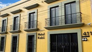 A yellow building with the sign "Hotel Kabin" and the number "411" on the facade. - Hotel Casa Kabii (Oaxaca)