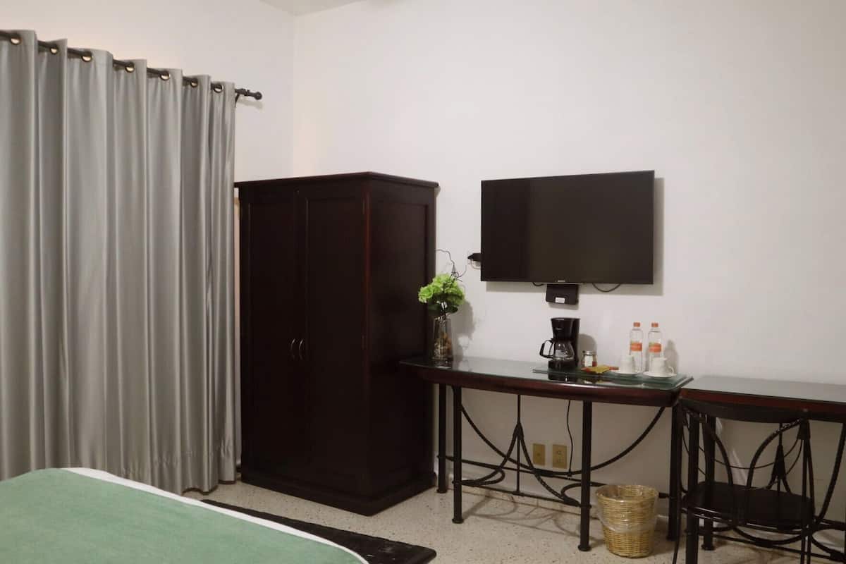Habitació individual bàsica, vistes al pati | Caixa forta a l'habitació i espai de treball apte per a portàtils