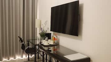 Caja de seguridad en la habitación y espacio para trabajar con laptop