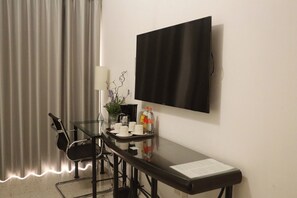 Caja de seguridad en la habitación y espacio para trabajar con laptop 