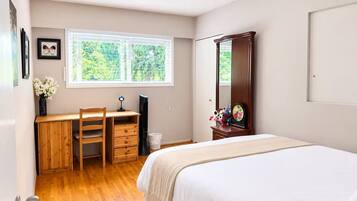 3 bedrooms, desk, WiFi (free), bed sheets