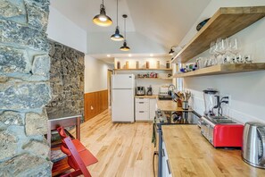 Réfrigérateur, micro-ondes, plaque de cuisson, lave-vaisselle