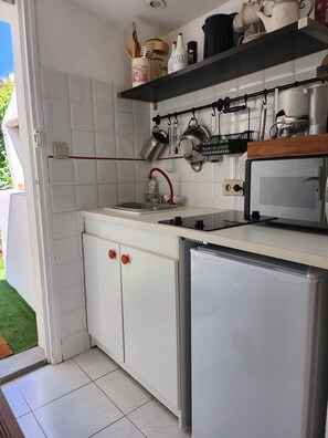 Réfrigérateur, micro-ondes, plaque de cuisson, cafetiÚre/bouilloire