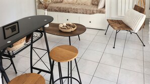 Ein modernes Wohnzimmer mit einer Couch, einem Esstisch und einem Stuhl.