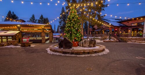 Sunriver Condo at Lake Aspen w/ Pool & Spa