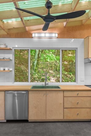 Wasserkocher mit Kaffee-/Teezubehör, Kühlschrank, Ofen, Herdplatte