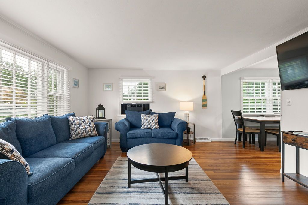 Modern Falmouth Home Close To Water And Town - Falmouth, MA