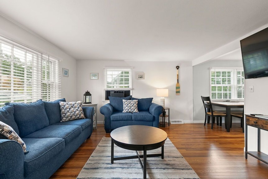 Modern Falmouth Home Close To Water And Town - Falmouth, MA