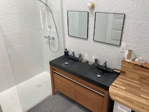 Shower, hair dryer, soap, toilet paper - Le 4, route de la mer (Lanloup)