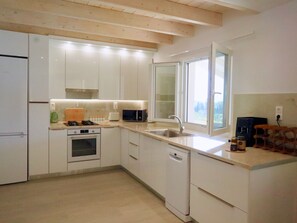 Een koelkast, een magnetron, een oven, een vaatwasser