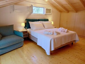 2 slaapkamers, een strijkplank/strijkijzer, reisbedje, gratis wifi