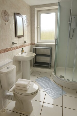 Douche, serviettes fournies, savon, papier toilette