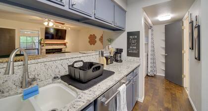 10 Mi to Dtwn Tulsa: Condo w/ Pool Access!