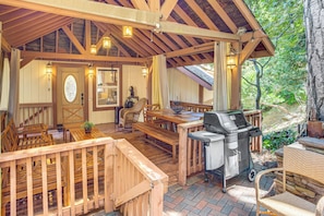 Outdoor dining - 1 Mi to Lake Gregory! Forest-View Crestline Cabin (Crestline)