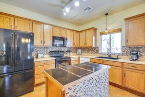 Fridge, microwave, stovetop, dishwasher - Southwestern Chic! Tucson Retreat w/ Private Patio (Tucson)