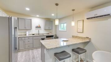 Fridge, microwave, stovetop, dishwasher