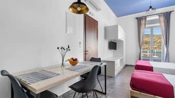 Deluxe Triple Room | In-room safe, blackout drapes, iron/ironing board, free WiFi