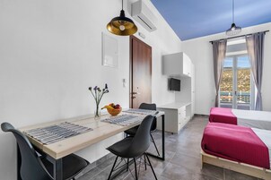 Deluxe Triple Room | In-room safe, blackout drapes, iron/ironing board, free WiFi