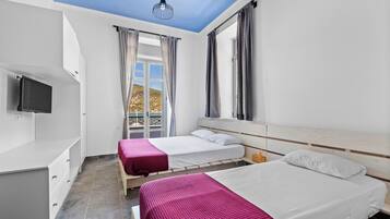 Deluxe Triple Room | Peti besi dalam bilik, langsir/tirai gelap terus