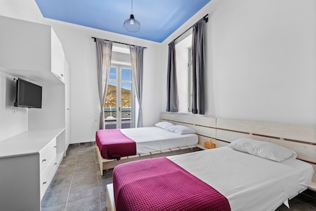 Deluxe Triple Room | In-room safe, blackout drapes, iron/ironing board, free WiFi