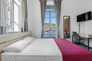 Classic Double Room | In-room safe, blackout curtains, iron/ironing board, free WiFi - Ermioni View Seaside Rooms (Ermioni)