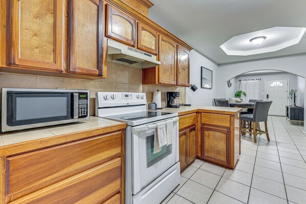 Frigorífico, microondas, placa de cocina y cafetera o tetera