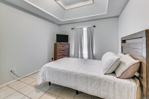 Escritorio, tabla de planchar con plancha, Internet y ropa de cama